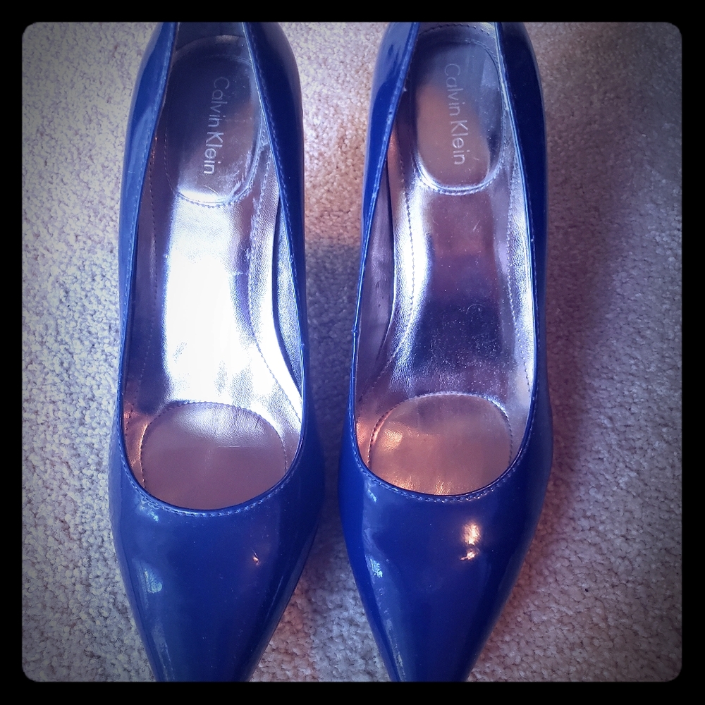 Blue heeled pumps